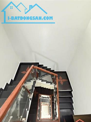 - Bán nhà 04 tầng mặt đường Bến Láng, lô 17 Lê Hồng Phong