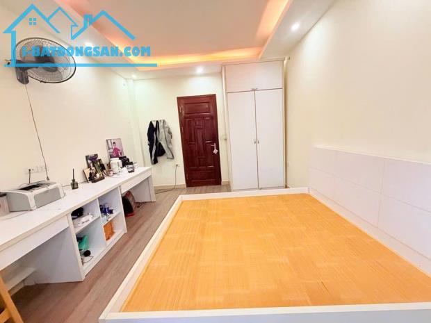 BÁN NHÀ TỰU LIỆT DÂN XÂY 5 TẦNG SÁT LINH ĐÀM NGAY GẦN Ô TÔ GIÁ 7.8 TỶ