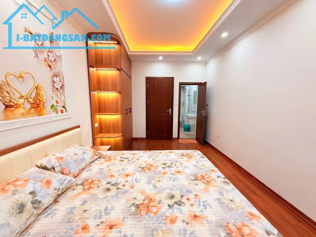 Hiếm! Phân khúc 7 tỷ, 35m2x6T thang máy, vài bước ra ôtô, bãi xe sát nhà phố Phạm Văn Đồng