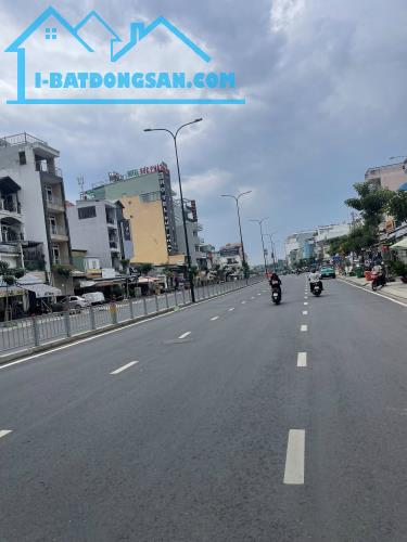 Bán nhà mặt tiền 5000m2 giá 420 tỷ Đường Dương Quảng Hàm
