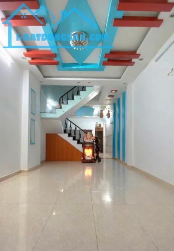 BÁN NHÀ ĐẸP CẠNH TÂ.N KỲ TÂN QUÝ - HẺM XE HƠI - 4PN - ( 4.2X18M )