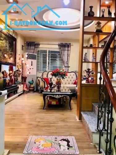 Nhà gần hồ, phố Lạc Long Quân, vuông vắn ngõ rộng, cách ô tô 30m, giá 9,5 tỷ