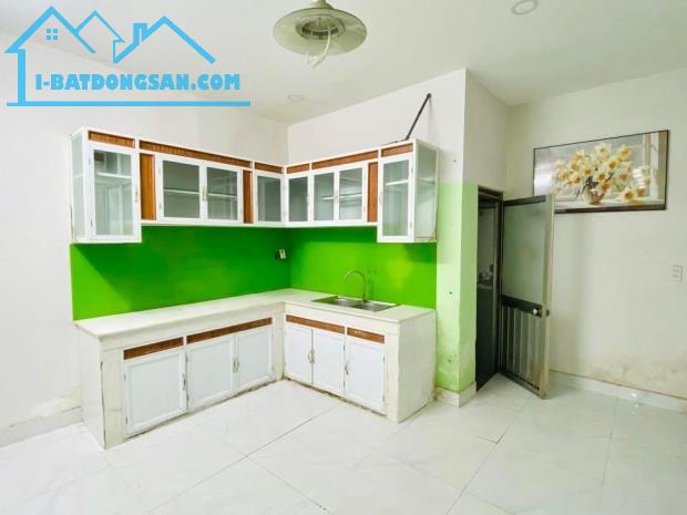 GẦN CHỢ ĐÊM HẠNH THÔNG TÂY – 50M2 VUÔNG A4 – HẺM XE HƠI 1 TRỤC SÁT MẶT TIỀN – CHỈ 5 TỶ 55