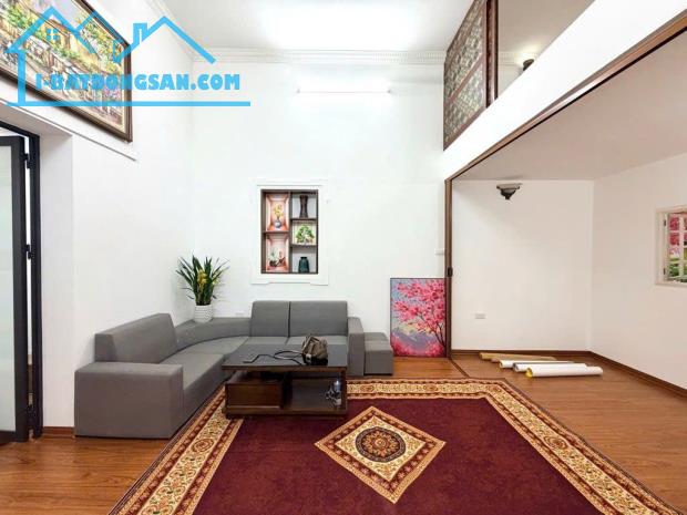Bán căn hộ Phố Phùng Hưng, tầng 2, 60m2 x 3 ngủ - Sổ riêng - Nhà đẹp, KD, 1 bước ra phố
