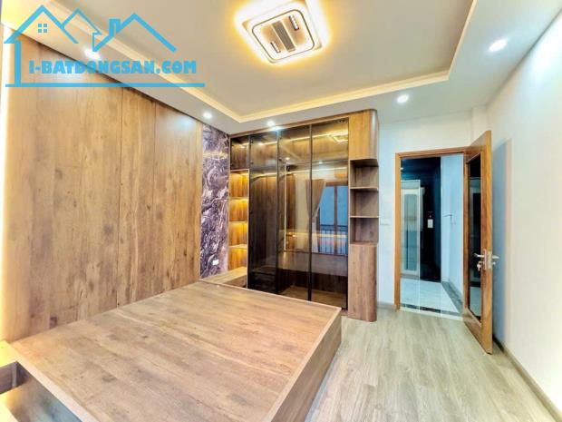 Bán Nhà Phố Minh Khai - Lô góc 3 thoáng - 30m2 x 5 tầng thang máy, mới cứng, 3 bước ra oto