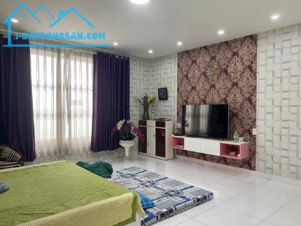 Nhà giá rẻ 1 lầu 1 trệt mặt tiền đường Bùi Hữu Nghĩa 11 tỷ/178 m2