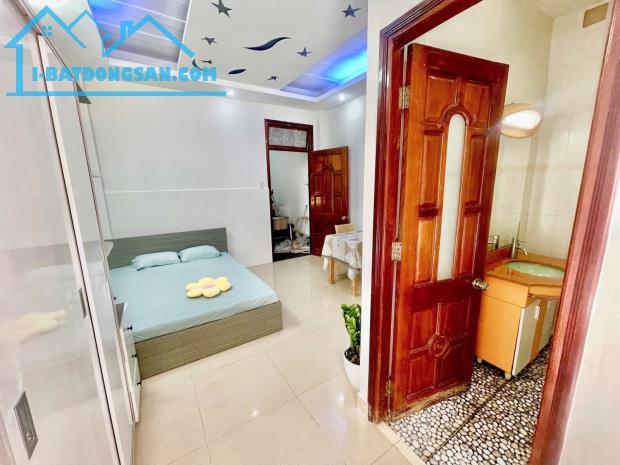 Bán nhà Nguyễn Hồng Đào, hẻm xe hơi,70m, 5 tầng, đủ tiện ích, an ninh, chỉ 12.x tỷ. Hiếm