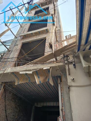 Bán nhà gần Cầu Phùng 45 m2 5 tầng 5.x tỷ đang hoàn thiện sắp xong. Đường ô tô vào nhà,