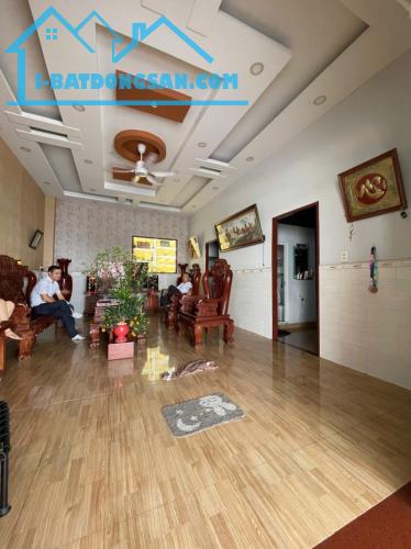 Bán nhà trọ, căn hộ dịch vụ Bình Dương, đường Bình Hòa 1, KP Đông Ba, 358m2, 3 tầng, ngộp