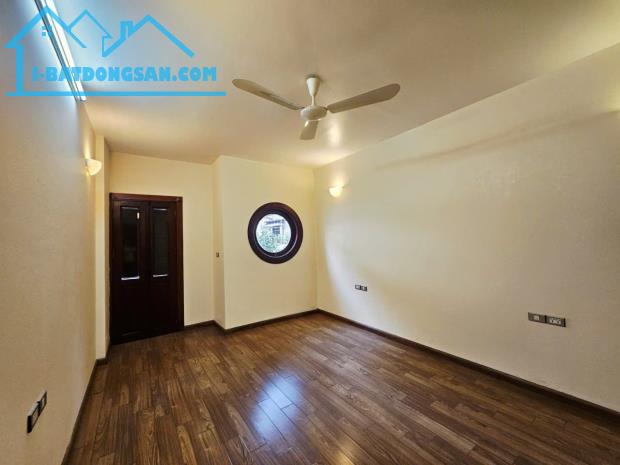 Bán nhà tại phố Đặng Thùy Trâm – 56m2 – Mặt tiền 4,5m - Đường ô tô – 23,8 tỷ .