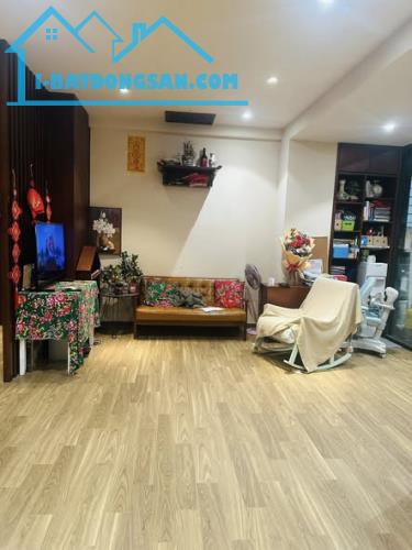 Siêu phẩm căn góc chung cư Trung Tâm Cầu Giấy 90m2, 3PN, 2vs, 1 slot ô tô, tặng nội thất