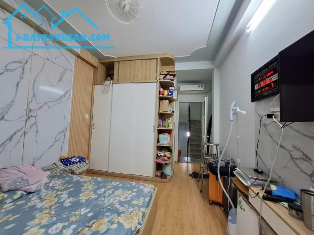 Bán nhà Ni Sư Huỳnh Liên, 32m², 5 tầng mới đẹp, hẻm gần ô tô, đủ tiện ích, chỉ 5.x tỷ.