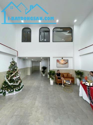 Bán CHDV 6 lầu mới 100% 17PN ngang 6m 108m2 ngay chợ Phạm Văn Bạch TN 100tr chỉ 21.9 tỷ.