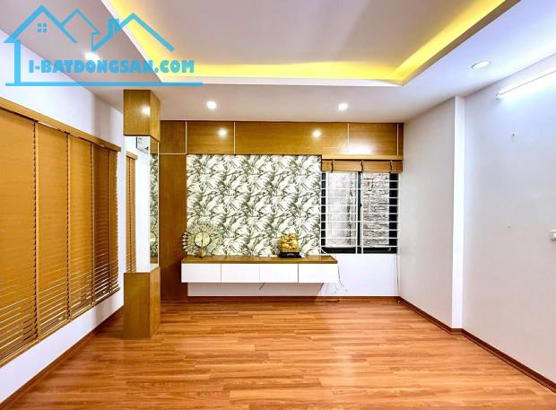 Bán nhà đẹp Pháo Đài Láng Đống Đa 32m 5T MT rộng 9,5 tỷ.