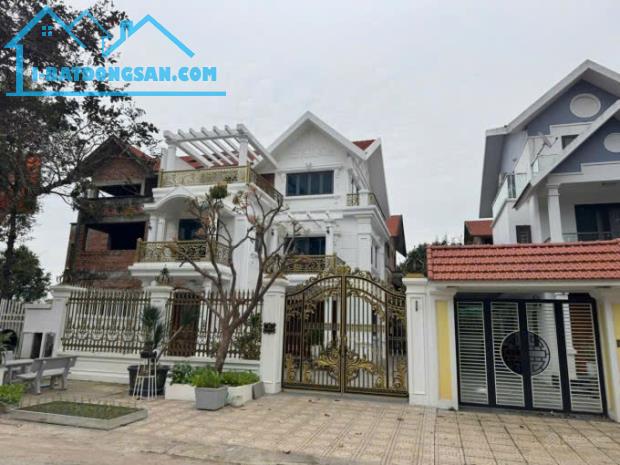 BÁN NHÀ 400M MẶT NHÌN CÔNG VIÊN KĐT LONG VIỆT,MT: 16M, GIÁ: 27 TỶ.