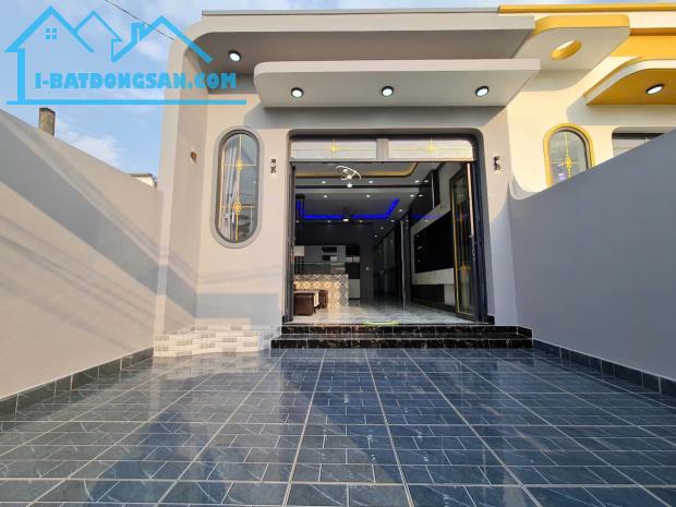 Nhà xây mới 2PN, DT 104m2, SHR gần Siêu thị Co.opmart Cần Giuộc