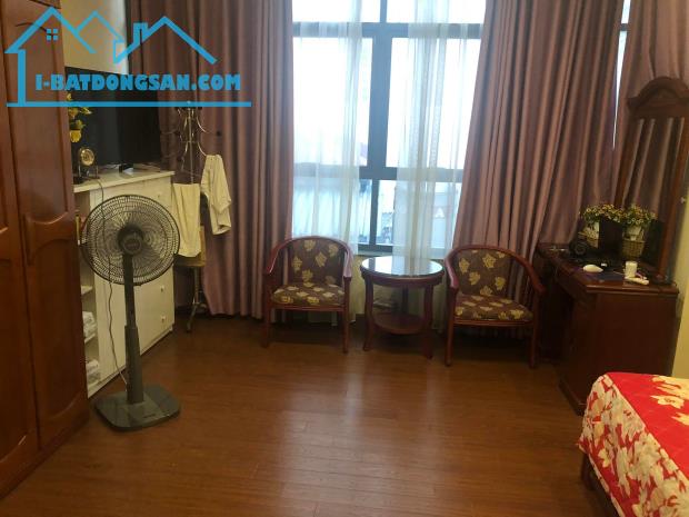 BÁN GẤP NHÀ MP HÀO NAM.DT:75M2,MT:9M.VỊ TRÍ ĐẸP,SỔ VUÔNG.KD TỐT.GIÁ TỐT 24 TỶ.