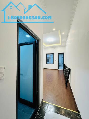 Bán nhà Phố Hào Nam - Đống Đa - 40m2 - 5 tầng thang máy - Giá 10.8 tỷ ngõ thông gần phố.