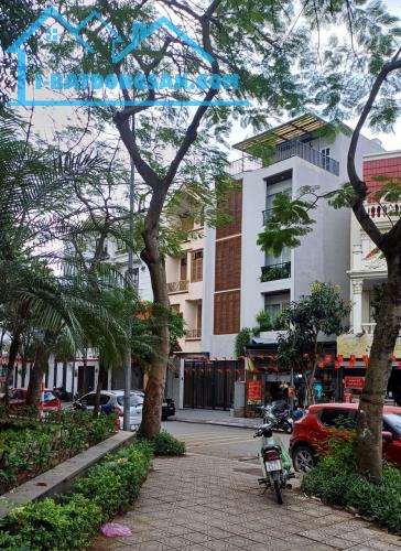 Bán nhà LK 5 tầng khu đô thị Việt Hưng DT 120 m2 mặt 6 m view vườn hoa .