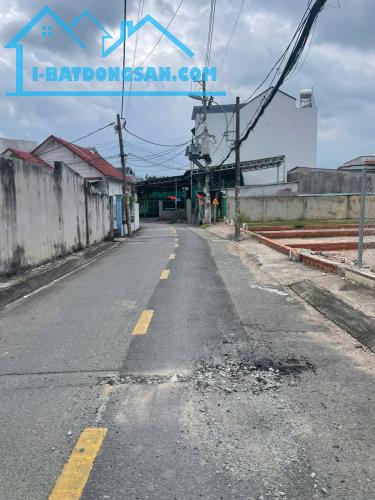 Bán đất 1300m2 giá 10 triệu/m2 Đường nhựa 6m Bà Điểm 5