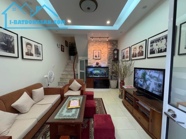 MẶT PHỐ LÝ ĐẠO THÀNH - CÁCH NHÀ HÁT LỚN VÀI BƯỚC CHÂN - KINH DOANH SẦM UẤT
