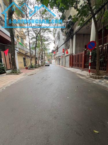 🔥 Quá Hiếm! Nhà Đẹp Hoàng Cầu, Ôtô Vào Nhà, Ba Bước Ra Vành Đai 1, DT 63m2, MT 5m