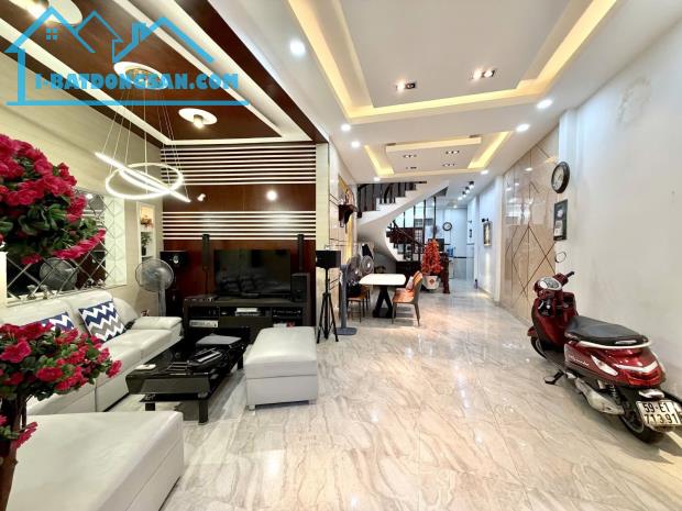 SÁT QUẬN 1 – NHÀ 3 TẦNG – 92M² – NỞ HẬU – FULL NỘI THẤT – 9.5 TỶ