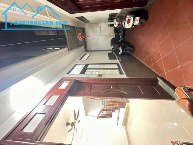 BÁN NHÀ BÁT KHỐI LONG BIÊN. 5 TẦNG. 32M. GIÁ 6.1 TỶ