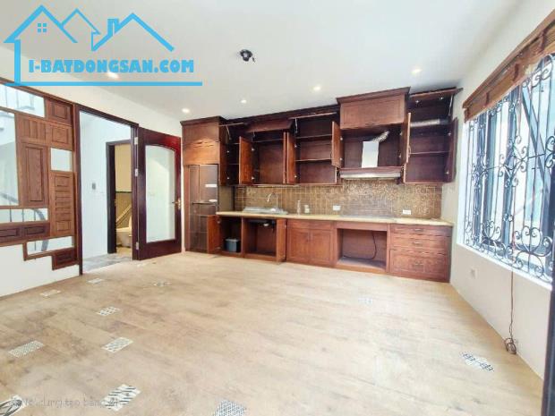 Bán Nhà Phố Hàng Bún, Nguyễn Trường Tộ, 10m thẳng ra phố, lô góc - 36m2 x 5 Tầng, Sổ riêng