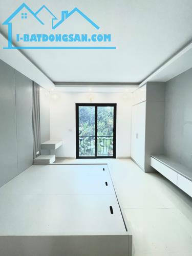 Bán nhà gần Cầu Phùng 44 m2 4 tầng giá 5 tỷ ô tô vào nhà, funll nội thất.