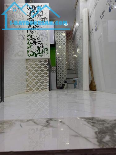 Chưa đến 2 tỷ có nhà 3 tầng 2PN CMT8 hẻm thông