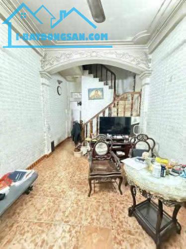Bán nhà MP Khương Thượng, DT 73m, 4 tầng, MT 4.6m, giá 29 tỷ, view hồ.