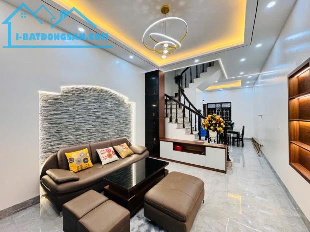 Bán nhà Đội Cấn, Ba Đình, dt 48m, ngõ rộng, cách 10m ra mặt phố, vài bước ra hồ. Giá 12 tỷ