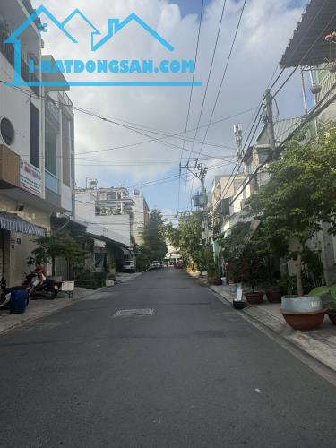 NHỈN 8 TỶ NHÀ MỚI HẺM NHỰA 10M XE HƠI QUAY ĐẦU TÔ HIỆU DT: 4X18 3 TẦNG ST BTCT 5PN