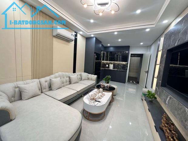 NHÀ THẠCH BÀN LONG BIÊN. 6 TẦNG THANG MÁY. NỘI THẤT ĐẦY ĐỦ XỊN. GIÁ CHỈ HƠN 12 ..TỶ