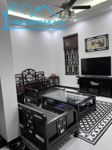 Bán nhà Lạc Long Quân gara Oto dân xây ở ngay 60m 16.8 tỷ