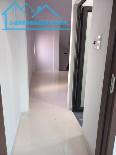Nhà mới xây 5 tầng, diện tích 42m², thiết kế hiện đại, 7.85 tỷ đầy đủ công năng.