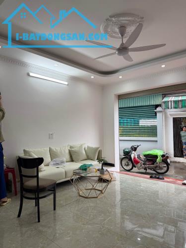 NHÀ BÁT KHỐI LONG BIÊN 5TẦNG .THANG MÁY. Ô TÔ VÀO NHÀ. GIÁ CHỈ 11.. TỶ