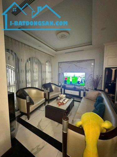 Hiếm phố Nguyễn Đình Thi 95m2, 4T long lanh, mặt tiền 10m Gara ô tô cạnh Hồ Tây