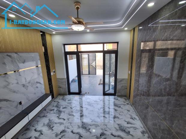 Nhà 1 lầu 1 trệt 3.3 tỷ _70 m2_sr hoàn công _ sân ô tô