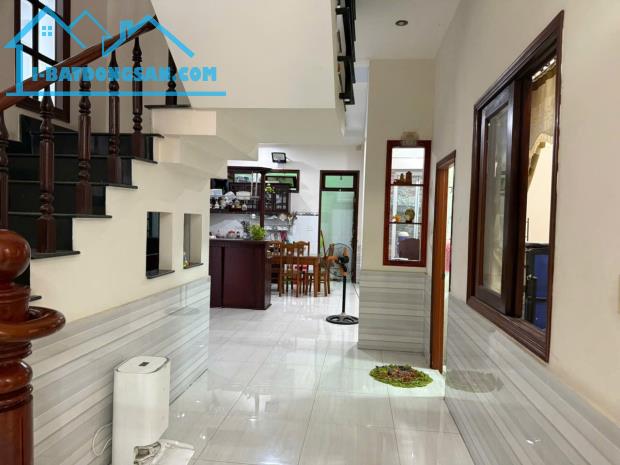 Bán biệt thự khu đẹp 1 trệt 2 lầu D2D Thống Nhất. 8x20 160m. Giá 16.5 tỷ có thương lượng.