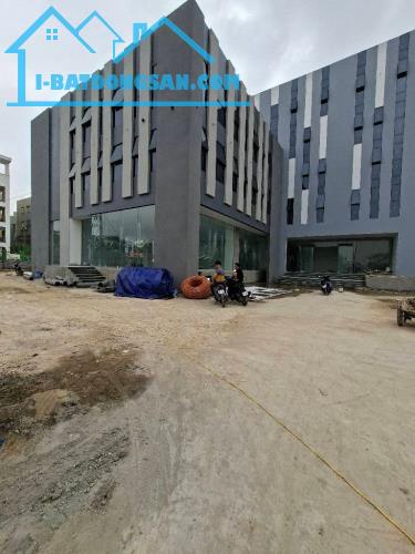 LONG BIÊN- CẦN CHUYỂN NHƯỢNG- TOÀ NHÀ DỊCH VỤ - DT:3.148M - MT : 42M - LÔ GÓC 4 MẶT THOÁNG