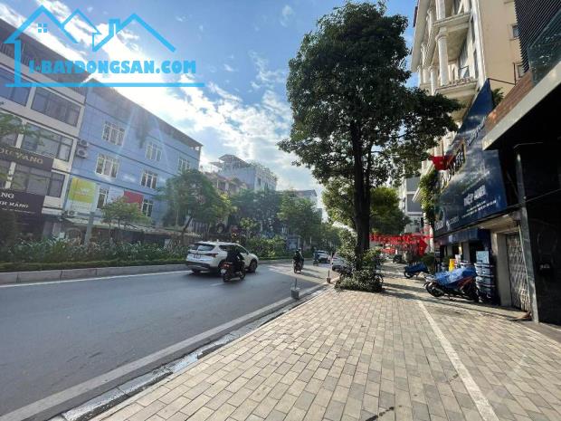 Bán nhà cấp 4 Mặt phố Lạc Long Quân, vỉa hè ô tô tránh, 2 thoáng 70m2 MT 5m chỉ 36 tỷ