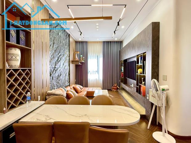 NHÀ GÓC 2 MẶT TIỀN KHU TRUNG CAO