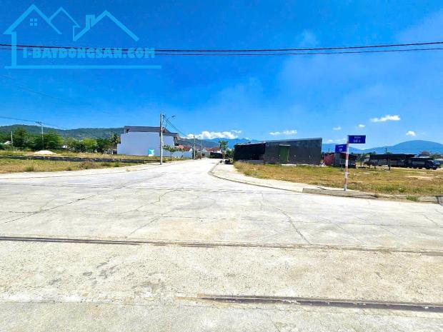 Bán đất tái định cư Diên Lạc - lô góc 2 mặt tiền vị trí ngay ngã tư đẹp nhất khu
