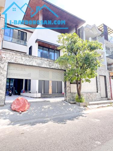 Biệt thự mặt tiền trung tâm Quận 7 – Ngang 12m – Gần Lotte Mart