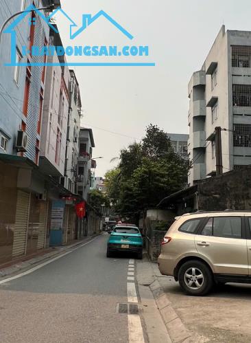 BÁN ĐẤT TẶNG NHÀ – LÊ VĂN HIẾN- ĐÔNG NGẠC- LÔ GÓC 3 THOÁNG, Ô TÔ CHẠY VÒNG QUANH.