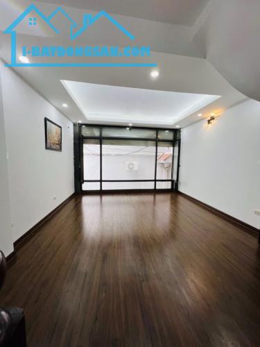 NHÀ ĐẸP TRƯỜNG LÂM, LONG BIÊN - DÂN XÂY CHẮC CHẮN - GARA 2 Ô TÔ - NGÕ THÔNG- 3 BƯỚC RA PHỐ