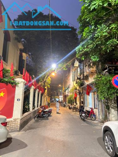Bán Nhà Phố Hàm Long, Quận Hoàn Kiếm - OTO tránh trước cửa - 30m2 x 3 tầng, sổ riêng