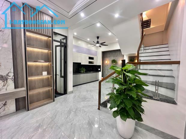 BÁN NHÀ 2,7 TỶ, NGÕ TRẦN NHÂN TÔNG, 53M x 3 TẦNG
